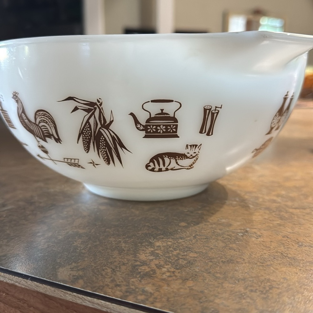 Vintage Cinderella Brown and white Pyrex bowl - Picture 2 of 5